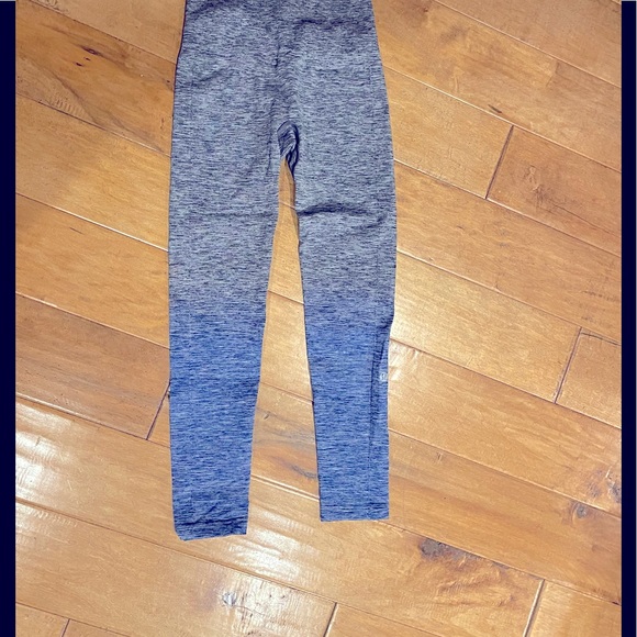 Lululemon gray and blue ombré spacedye leggings in a size 4. - Picture 3 of 6
